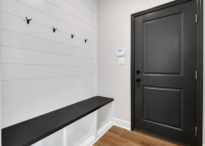 New Take On Midtown Modern Holiday home Tallahassee