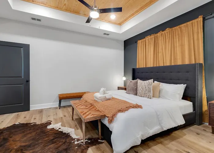 New Take On Midtown Modern Holiday home Tallahassee