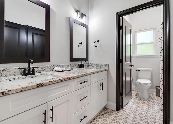 New Take On Midtown Modern Holiday home *